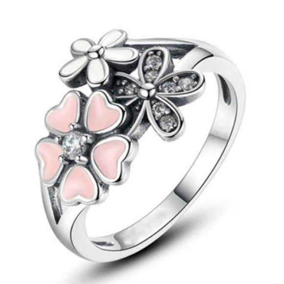 Rosebud Room Jewelry - ❇️ Gorgeous Floral Silver Tone Ring.